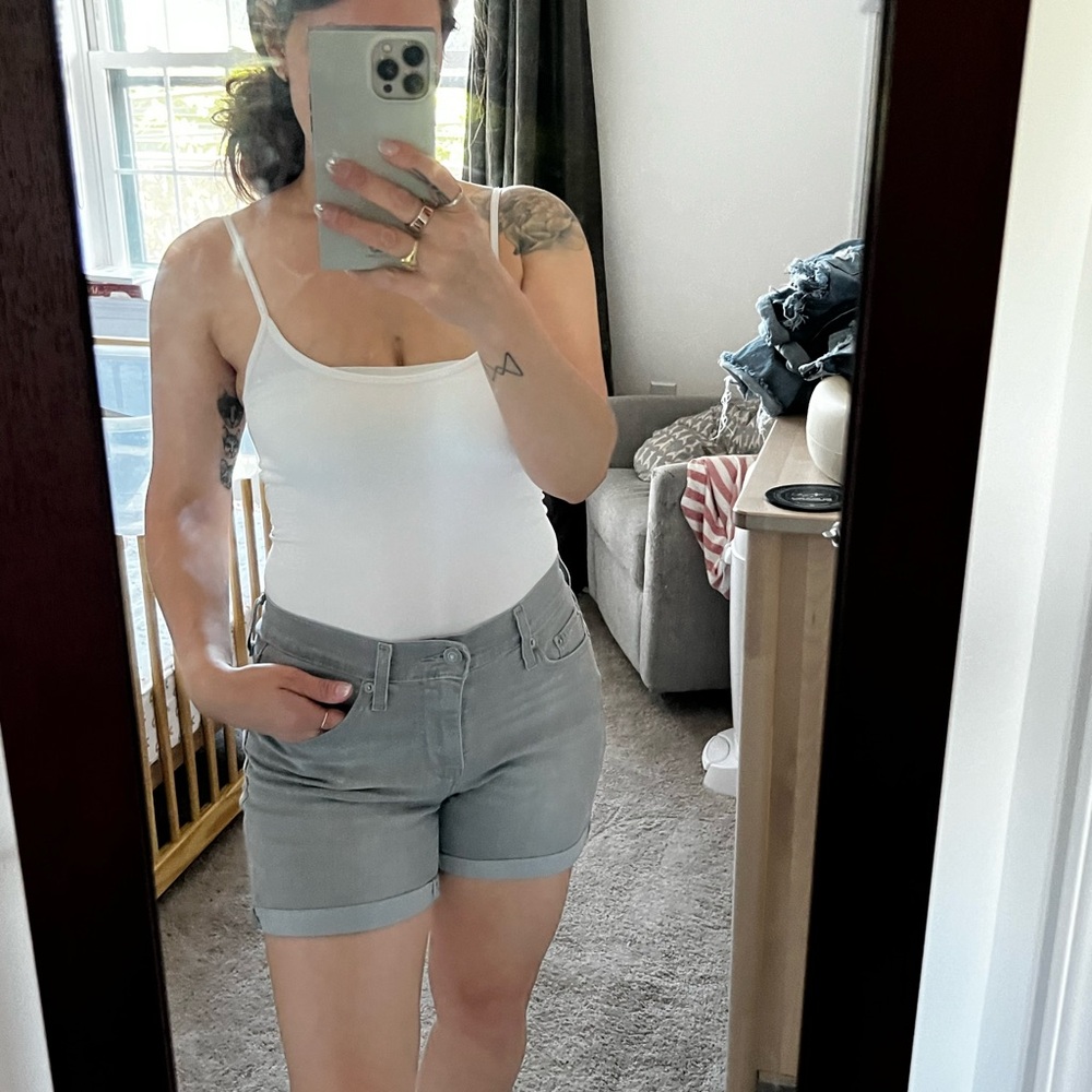 Levis | Grey MidRise Shorts